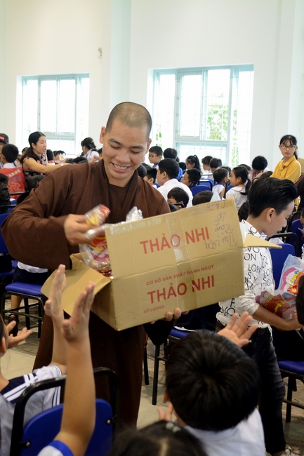 Giving gift portions to pupils on the occasion of Mid-Autumn Festival